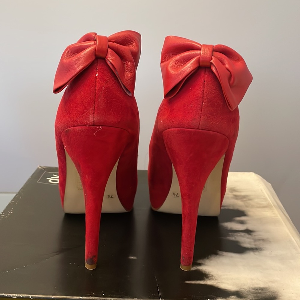 Red Pumps! - Picture 2 of 3